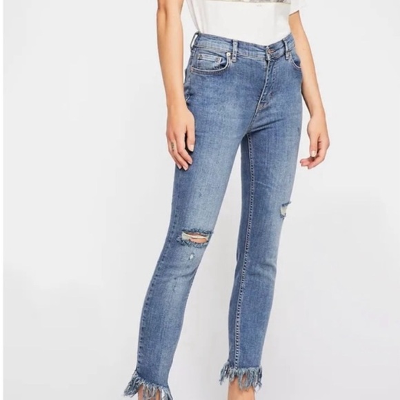 Free People Great Heights Frayed Hem Distressed Jeans Size 28 Medium wash - Picture 2 of 9